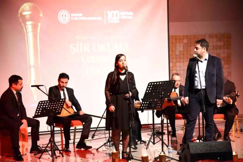 Balıkesir'de Öğretmenler Arası Şiir Okuma Yarışması Büyük İlgi Gördü