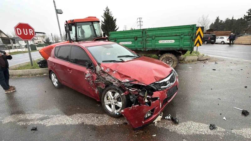 Düzce'de Otomobil ile Traktörün Çarpışması Sonucu 2 Kişi Hafif Yaralandı