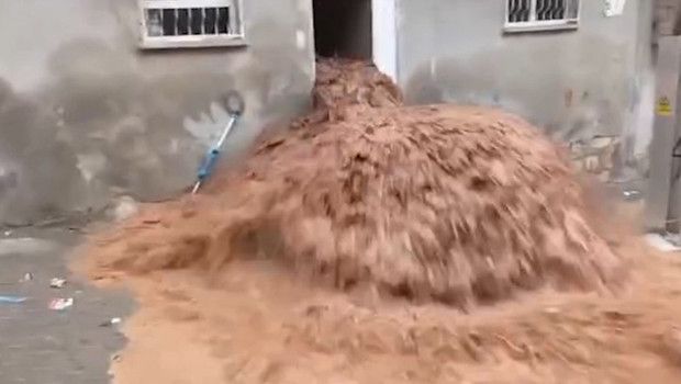 Şanlıurfa’da Sağanak Yağış Evleri Su Basmasına Neden Oldu: Aileler Zor Kurtarıldı