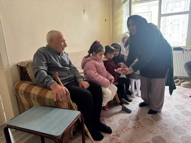 Elazığ'da Öğrenciler Yaşlıları Evlerinde Ziyaret Etti
