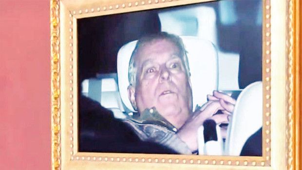 Aktivistlerin Andrew Fotoğrafı Louvre'da 15 Dakika Sergilendi