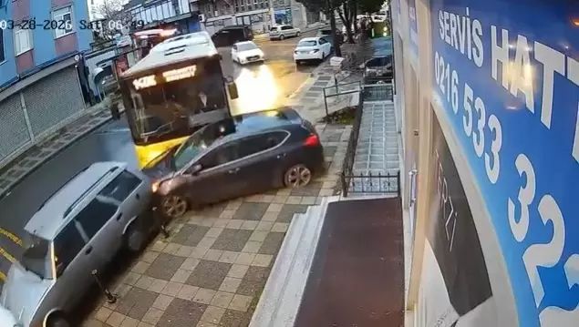 Ümraniye'de İETT Otobüsü Park Halindeki Araçlara Çarptı