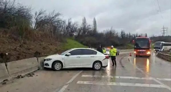 Bursa Otobanında 4 Araçlı Zincirleme Kaza Trafiği Etkiledi