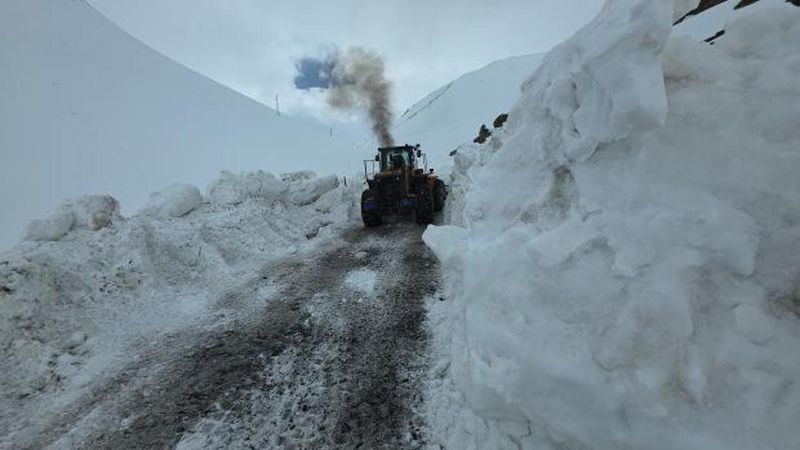 Türkiye'de Karabet Geçidi'nde Kar Kalınlığı Rekor Seviyeye Ulaştı