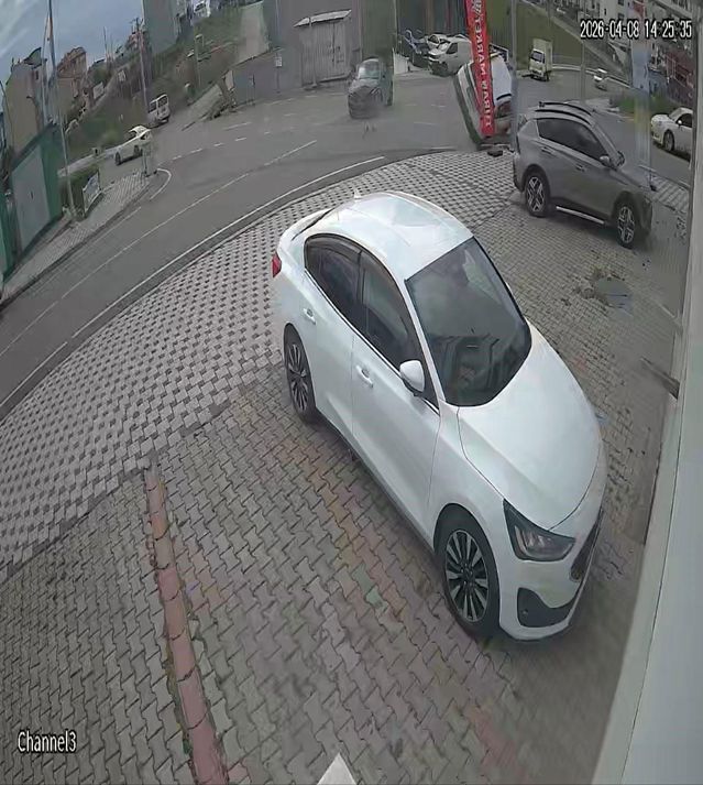 Çayırova'da İki SUV'un Çarpıştığı Kazada 7 Kişi Yaralandı