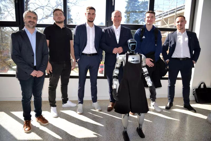 Zagreb'de Düzenlenen İnsansı Robotik Konferansta "Tonka" Robotu İlgi Çekti