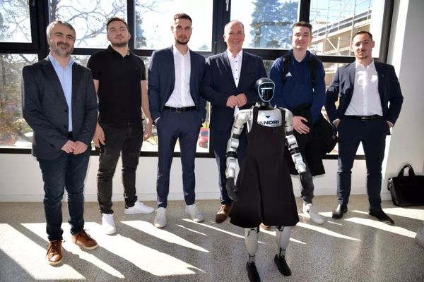 Zagreb'de Düzenlenen İnsansı Robotik Konferansta "Tonka" Robotu İlgi Çekti