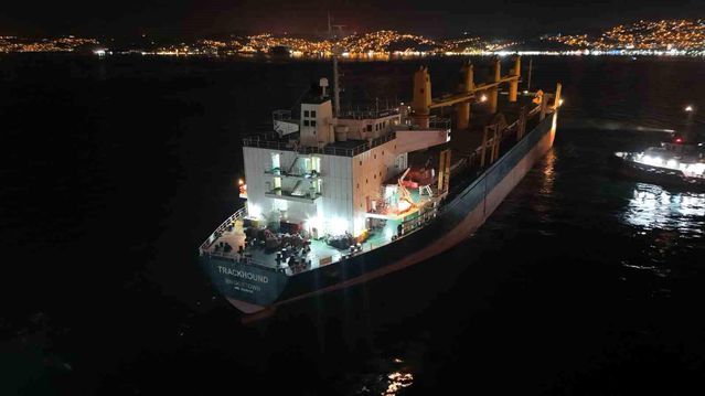 İstanbul Boğazı'nda Barbados Bandıralı Gemi Makine Arızası Nedeniyle Trafik Durdu
