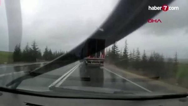 Eskişehir'de Kaygan Yolda Kontrolden Çıkan TIR Otomobile Çarptı: 1 Ölü, 2 Yaralı