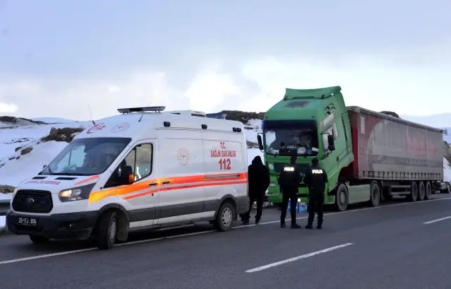 Erzurum'da TIR şoförü tamir esnasında yaşamını yitirdi