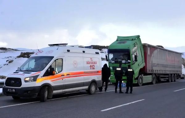 Erzurum'da TIR şoförü tamir esnasında yaşamını yitirdi