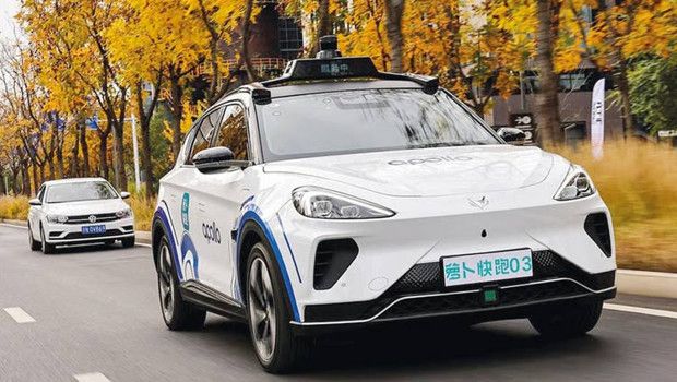 Wuhan’da Robotaksi Arızası Şehir Trafiğini Kilitledi