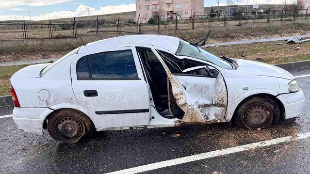 Kırıkkale'de Yağışlı Yolda Otomobil Takla Attı, 2 Kişi Yaralandı