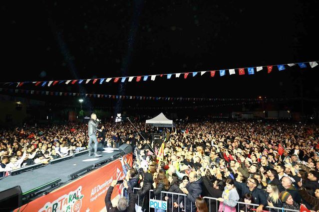 Adana'da Yağmur Altında Haluk Levent Konseri Coşkusu Yaşandı