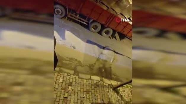 İstanbul Avcılar'da Aşırı Yüklü Kamyonun Freni Boşaldı, Geri Kayarak Kaza Yaptı