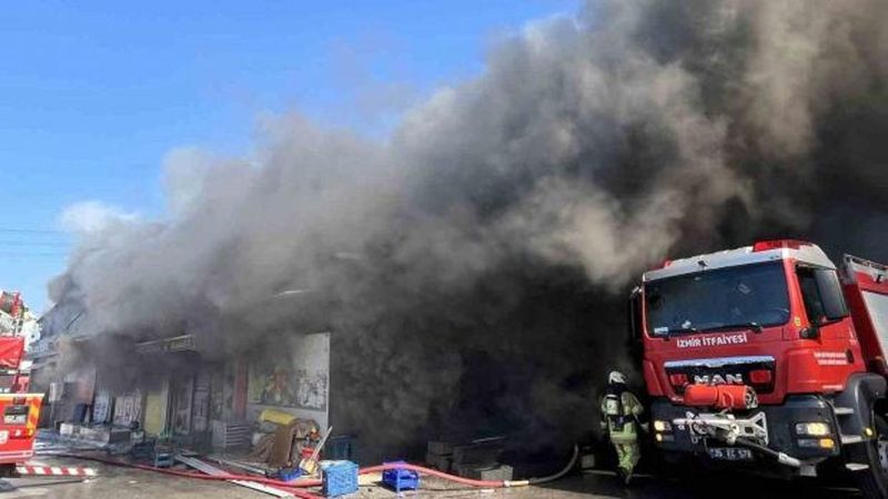 İzmir Buca'da Otomotiv Yedek Parça Dükkanında Yangın Çıktı