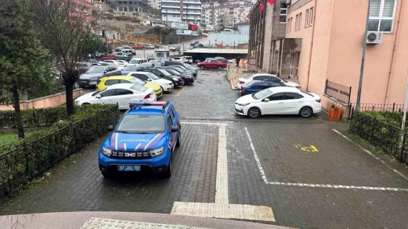 Alaplı'da 200 Bin Boş Makaronla Yakalanan Araçta Kaçakçılık Operasyonu