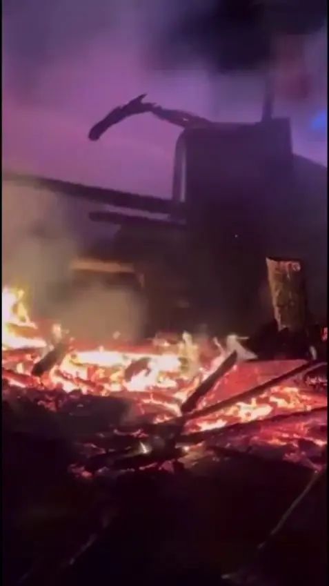 Mudurnu'da Yıldırım Düşmesi Sonrası Ahır Yangını Çıktı