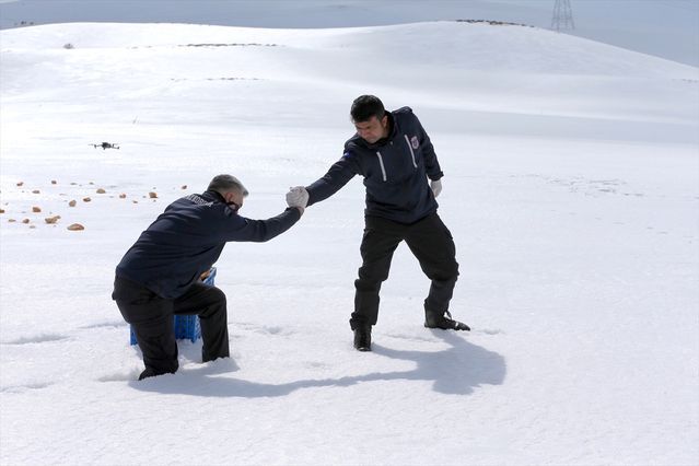 Erzurum'da İnfaz Koruma Memurları Yaban Hayvanları İçin Ekmek Kırıntılarını Doğaya Bırakıyor