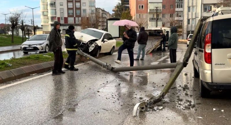 Edirne'de Alkollü Sürücünün Çarptığı Direk Park Halindeki Araca Devroldu