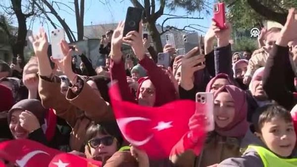 Cumhurbaşkanı Erdoğan, Ataşehir’de Çocukların Sevgi Gösterileriyle Karşılandı