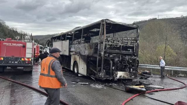 Yalova'da Seyir Halindeki Yolcu Otobüsü Alev Aldı