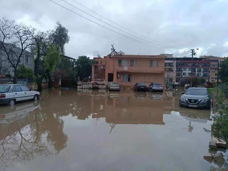 İzmir Menemen'de Sağanak Yağış Sonrası Sokaklar Su ile Doldu