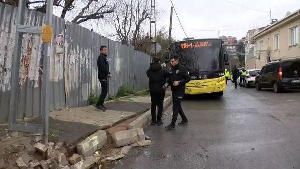 Beykoz'da IETT Otobüsü Kayarak Direğe Çarptı: 4 Yaralı