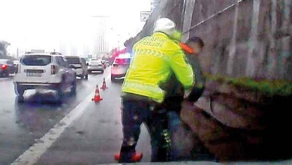 Boğulma Tehlikesi Geçiren Sürücü Polisi Görünce Heimlich Manevrasıyla Kurtuldu