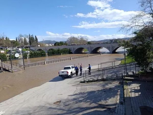 Biga'da Sağanak Yağış Kocabaş Çayı'nın Taşmasına ve Su Baskınlarına Yol Açtı