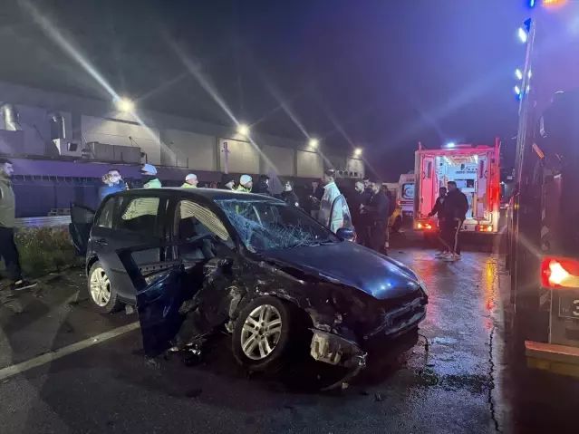 Kemalpaşa'da İki Otomobil Çarpıştı: 4 Kişi Yaralandı