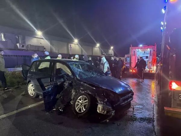 Kemalpaşa'da İki Otomobil Çarpıştı: 4 Kişi Yaralandı