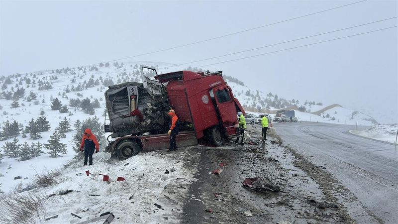 Sivas'ta İki TIR Çarpıştı: 1 Ölü, 2 Yaralı