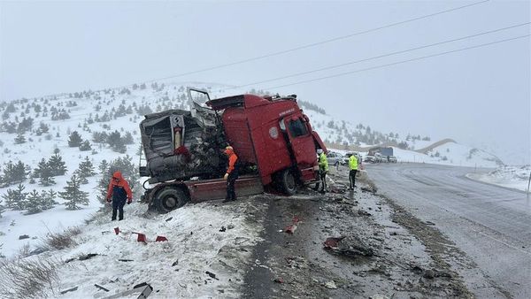 Sivas'ta İki TIR Çarpıştı: 1 Ölü, 2 Yaralı