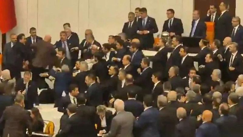 Prof. Dr. Zakir Avşar CHP'nin Demokrasi Anlayışını Sorguluyor