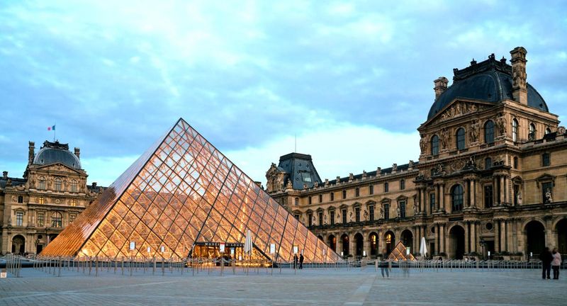 Louvre Müzesi'nde Su Sızıntısı Krizi: Acil Durum Nedeniyle Bölümler Ziyarete Kapandı