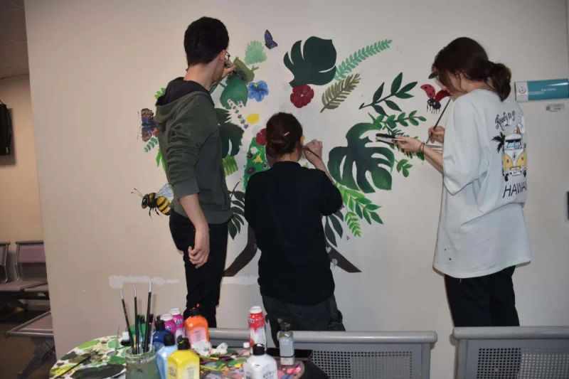 Çiğli Fen Lisesi Öğrencileri Kanser Hastalarına Moral Olmak İçin Duvarları Renklendirdi