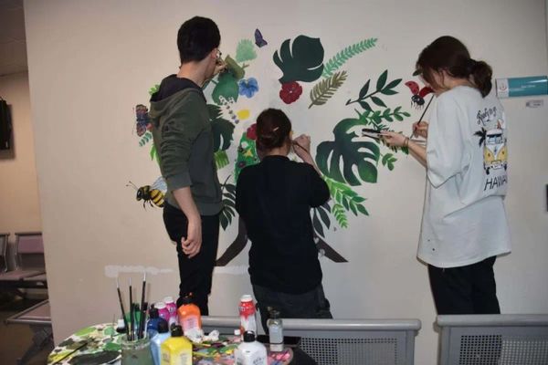 Çiğli Fen Lisesi Öğrencileri Kanser Hastalarına Moral Olmak İçin Duvarları Renklendirdi