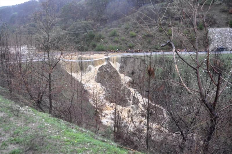 İzmir'de Şiddetli Yağış Sonrası Ödemiş-Turgutlu Karayolu Trafiğe Kapatıldı