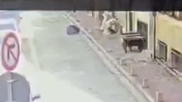 Akşemsettin Mahallesi'nde Yangında 3. Kattan Atlayan Mesut K. Ağır Yaralandı