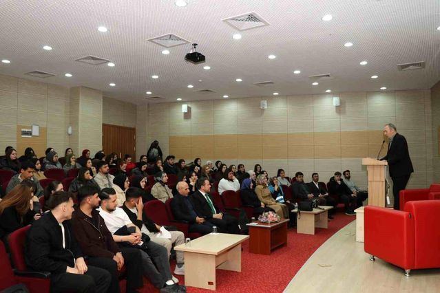 Oltu'da Üniversite Öğrencilerine Manevi Danışmanlık Programı Düzenlendi