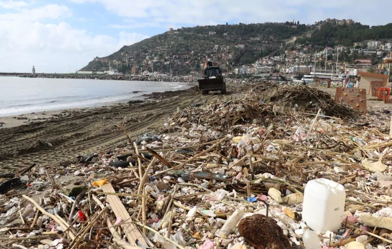 Alanya'da Sağanak Sonrası Sahiller Atıklarla Kaplandı