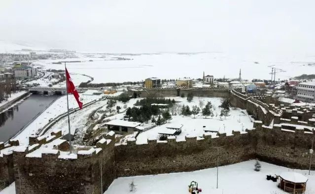 Ardahan'da Yoğun Kar Yağışı ve Tarihi Kalenin Beyaz Örtüsü Havadan Görüntülendi