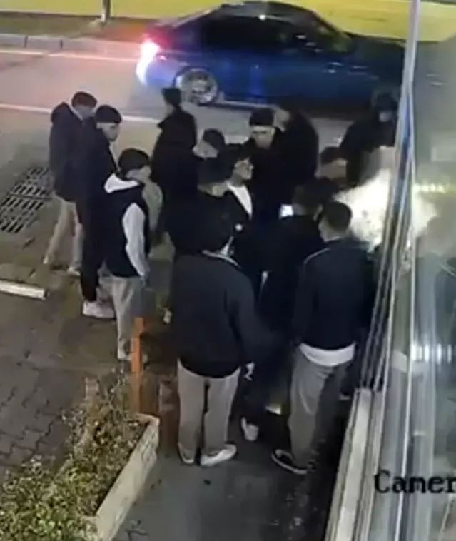 Bursa Millet Mahallesi’nde İki Grup Arasında Kısa Sürede Büyüyen Kavga Kamerada