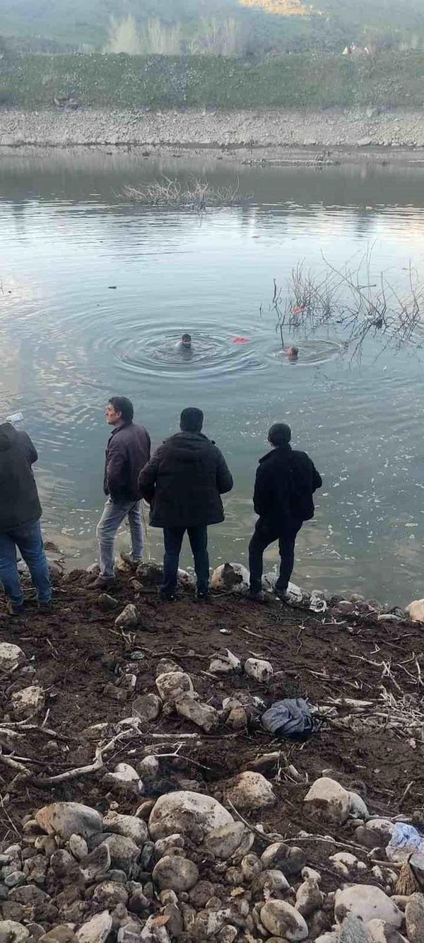 Elazığ Karakoçan'da Otomobil Pembelik Baraj Gölü'ne Düştü