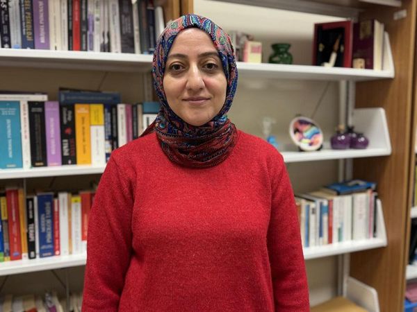 28 Şubat'ta Başörtü Yasağıyla Eğitim Engellenen Deniz Işiker Bedir, Akademisyen Oldu