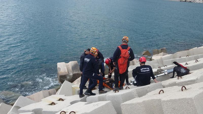 Antalya'da Balık Tutarken Kayalıklara Düşen Adam Kurtarıldı