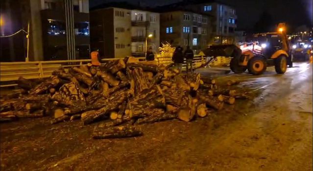 Karabük-Kastamonu Karayolunda Dökülen Odunlar Bir Saatte Temizlendi