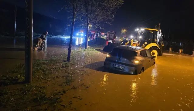 Turgutlu’da Sağanak Yağış Trafiği ve Yaşamı Olumsuz Etkiledi