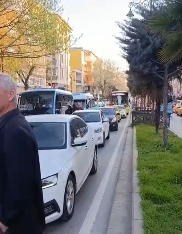 Pendik'te Hafriyat Kamyonunun Dorsesi Trafik Işıklarına Çarptı